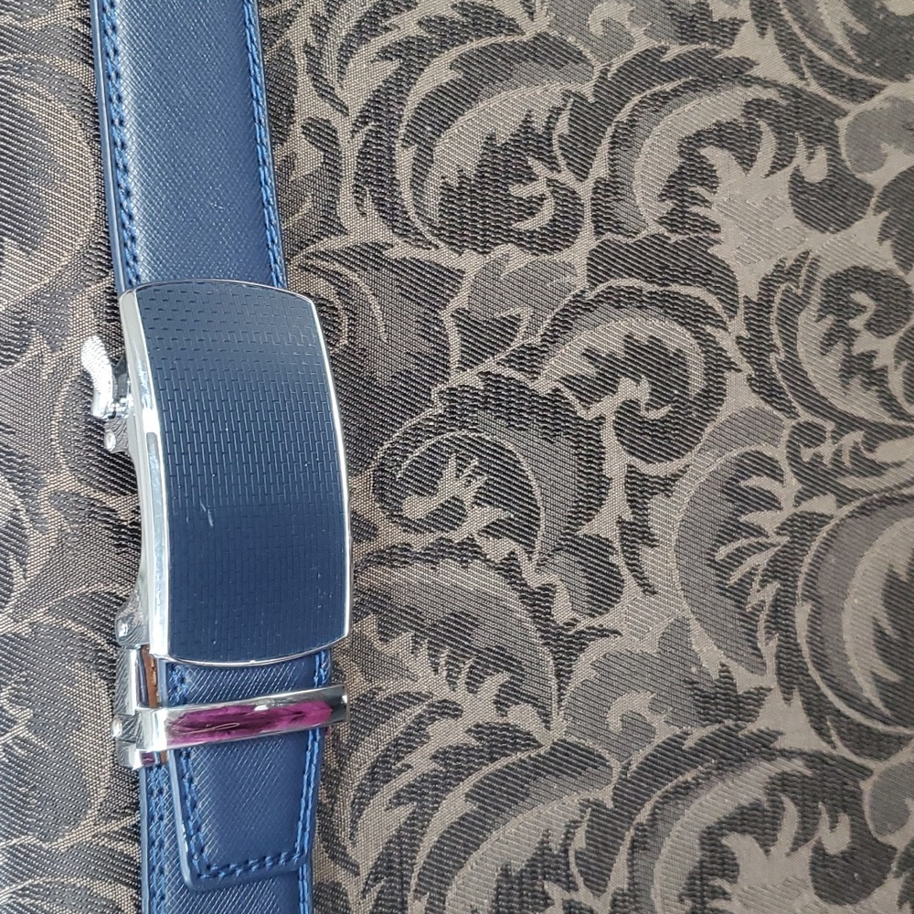 Bulliant men's navy blue belt size 28 to 34 w/ silver buckle never used. - Picture 4 of 11